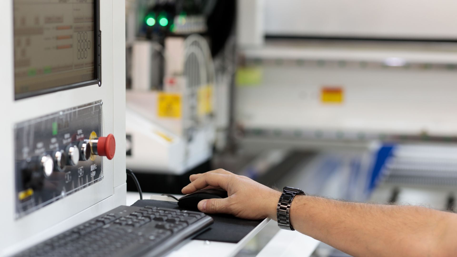 Hand bestuurt computermuis bij machinebesturing