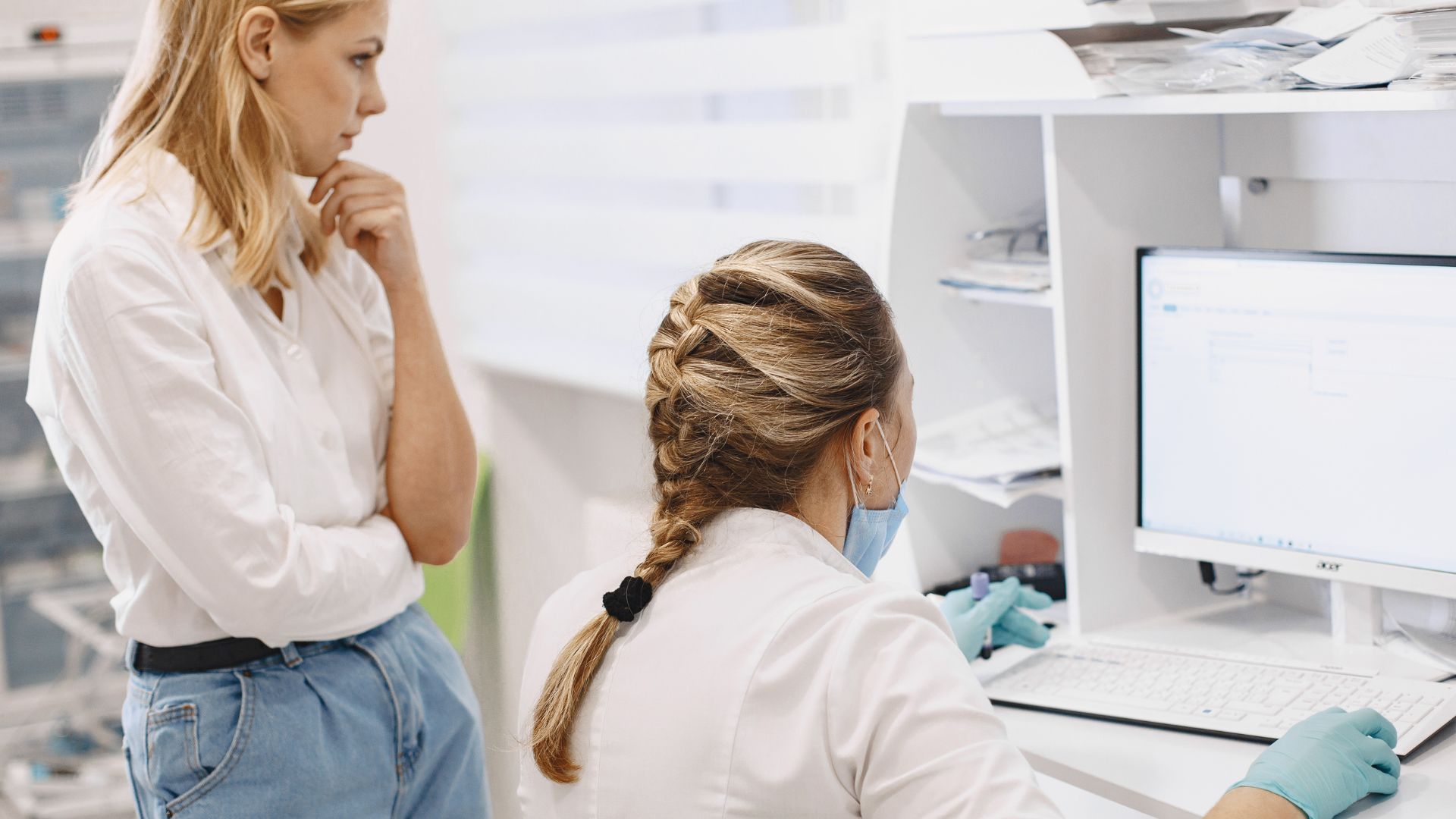 2 vrouwen kijken naar een computer