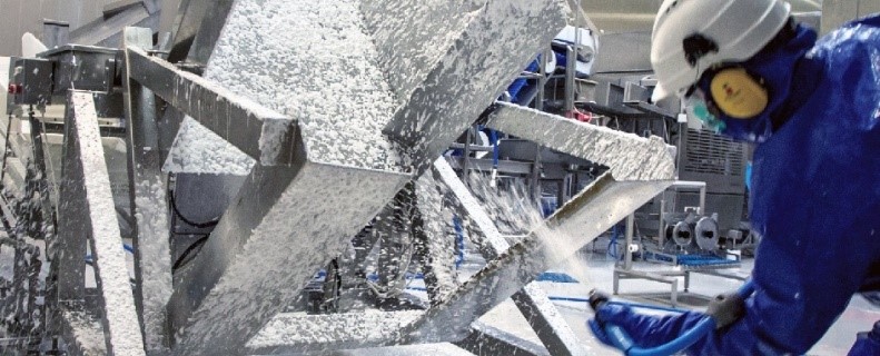 Reiniging met schuim op een procesinstallatie