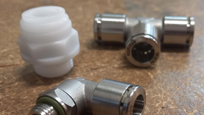 Verschillende push-in-fittingen op een houten tafel