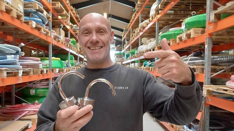 Magazijnmedewerker houdt twee ontluchtingskleppen vast
