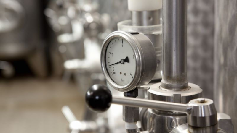 Drukmeter op een productiefaciliteit