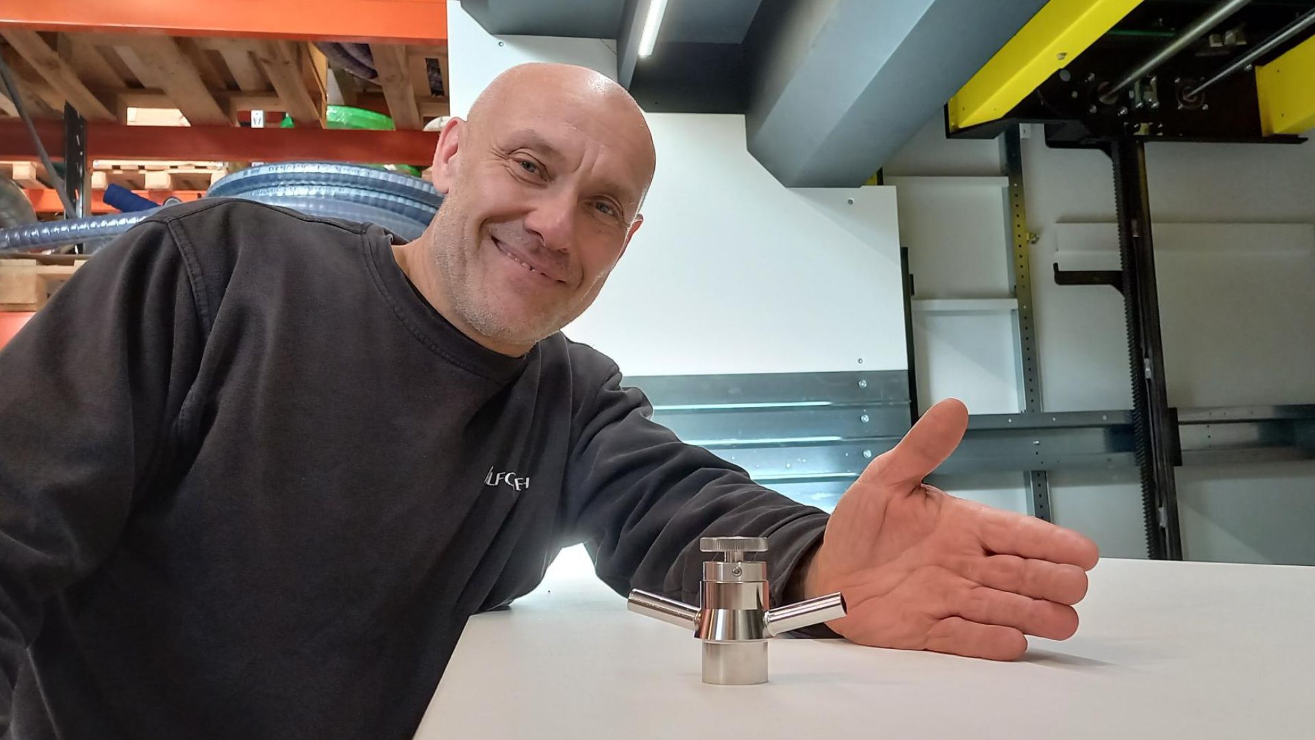 Lagermedarbejder fremviser produkt