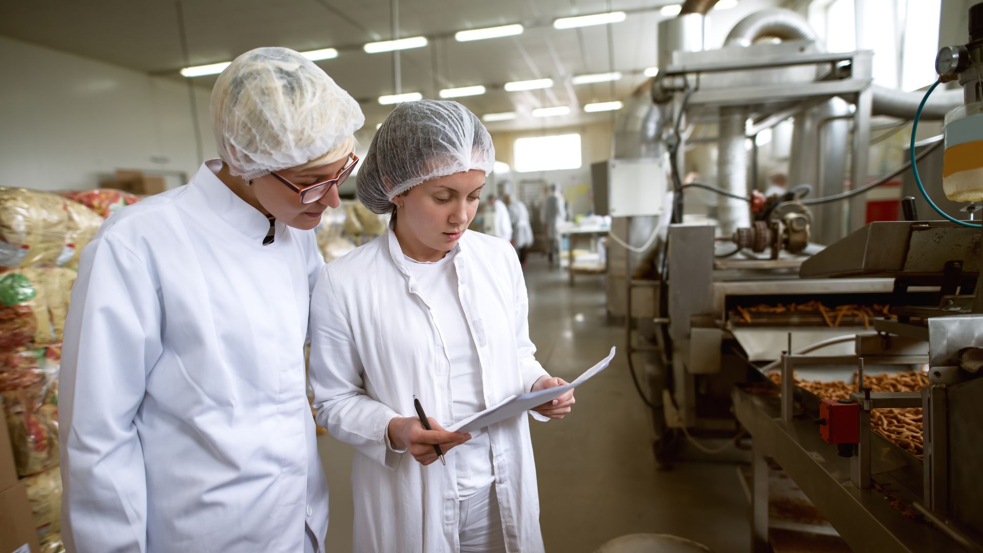Vrouwen controleren documenten in een slachthuis