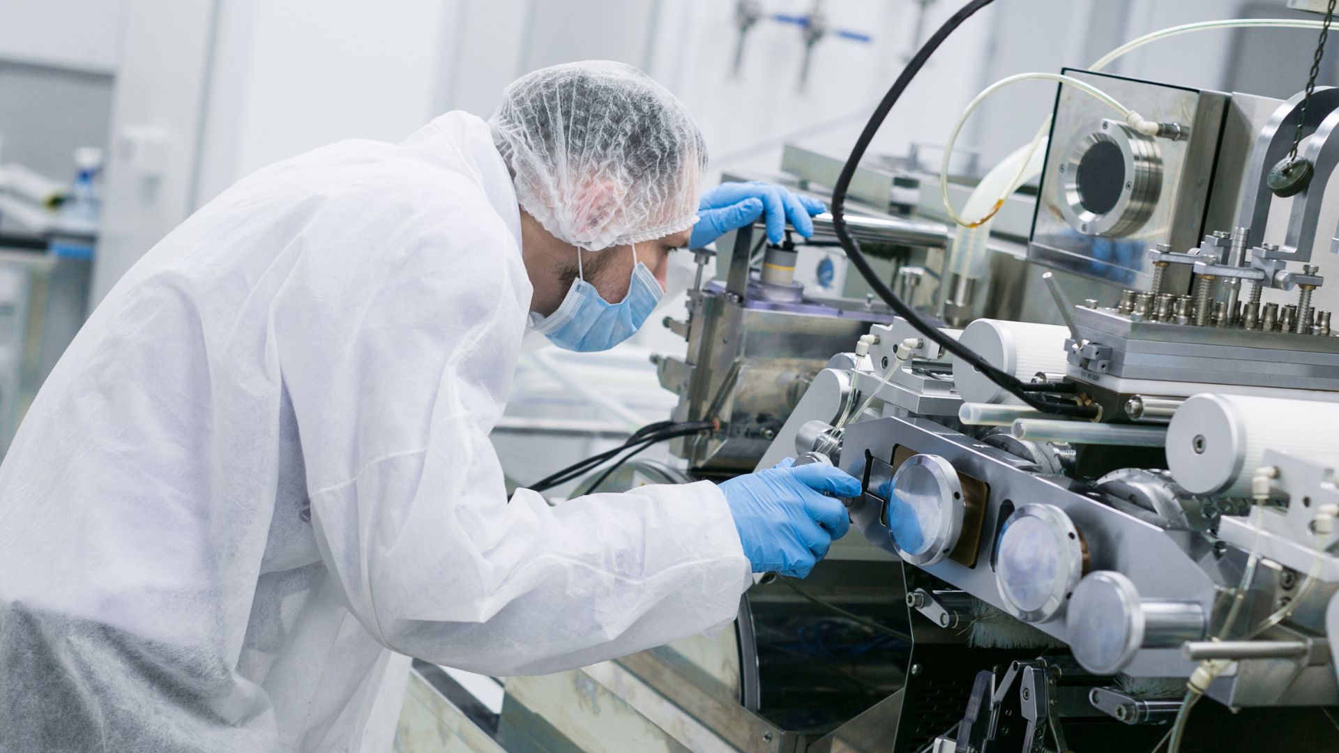 man aan het werk in de industrie