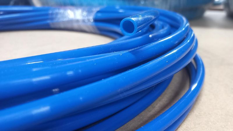 Blauwe teflonslang op een spoel