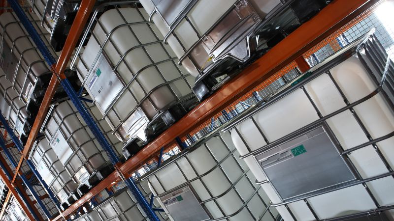 IBC-tanks gestapeld in een magazijn
