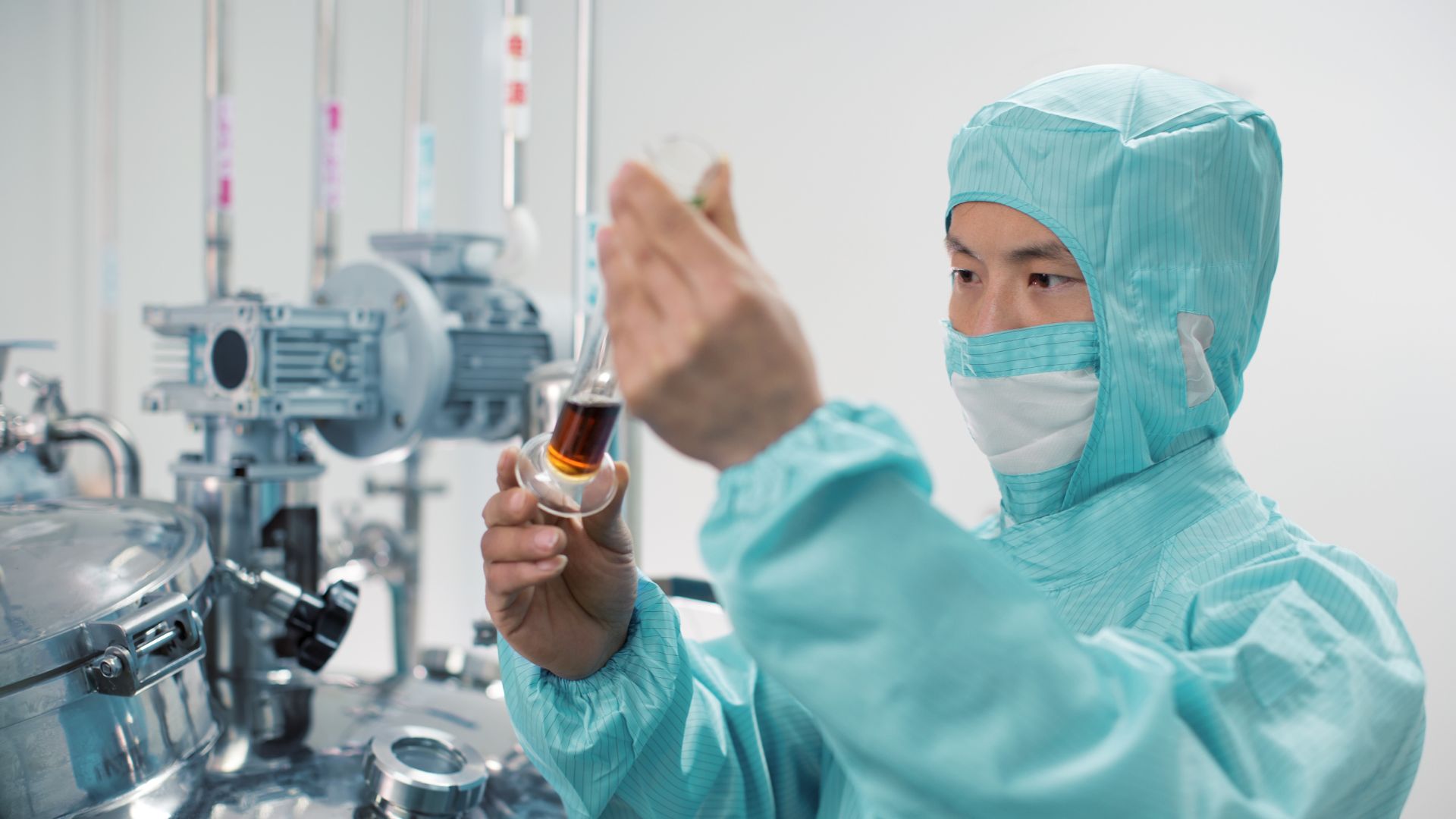 farmaceutisch medewerker inspecteert een fles