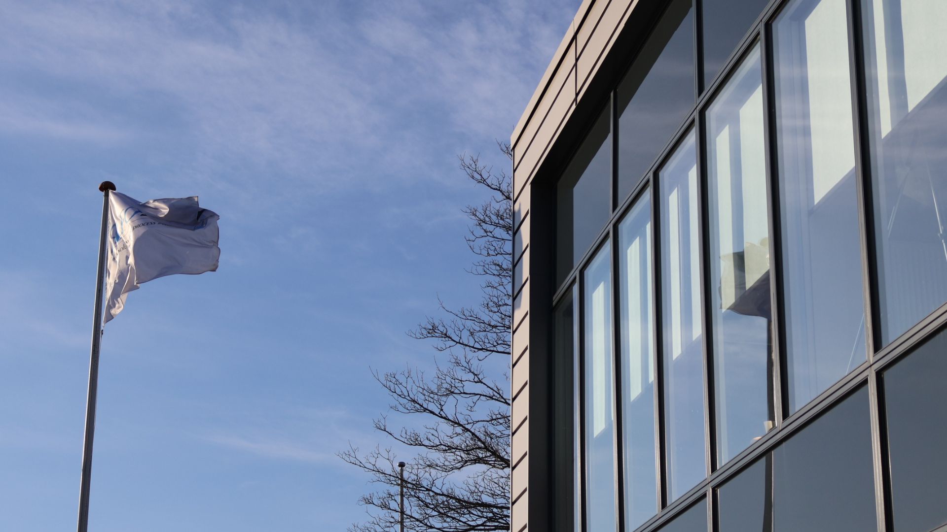 Flagga framför huvudkontoret
