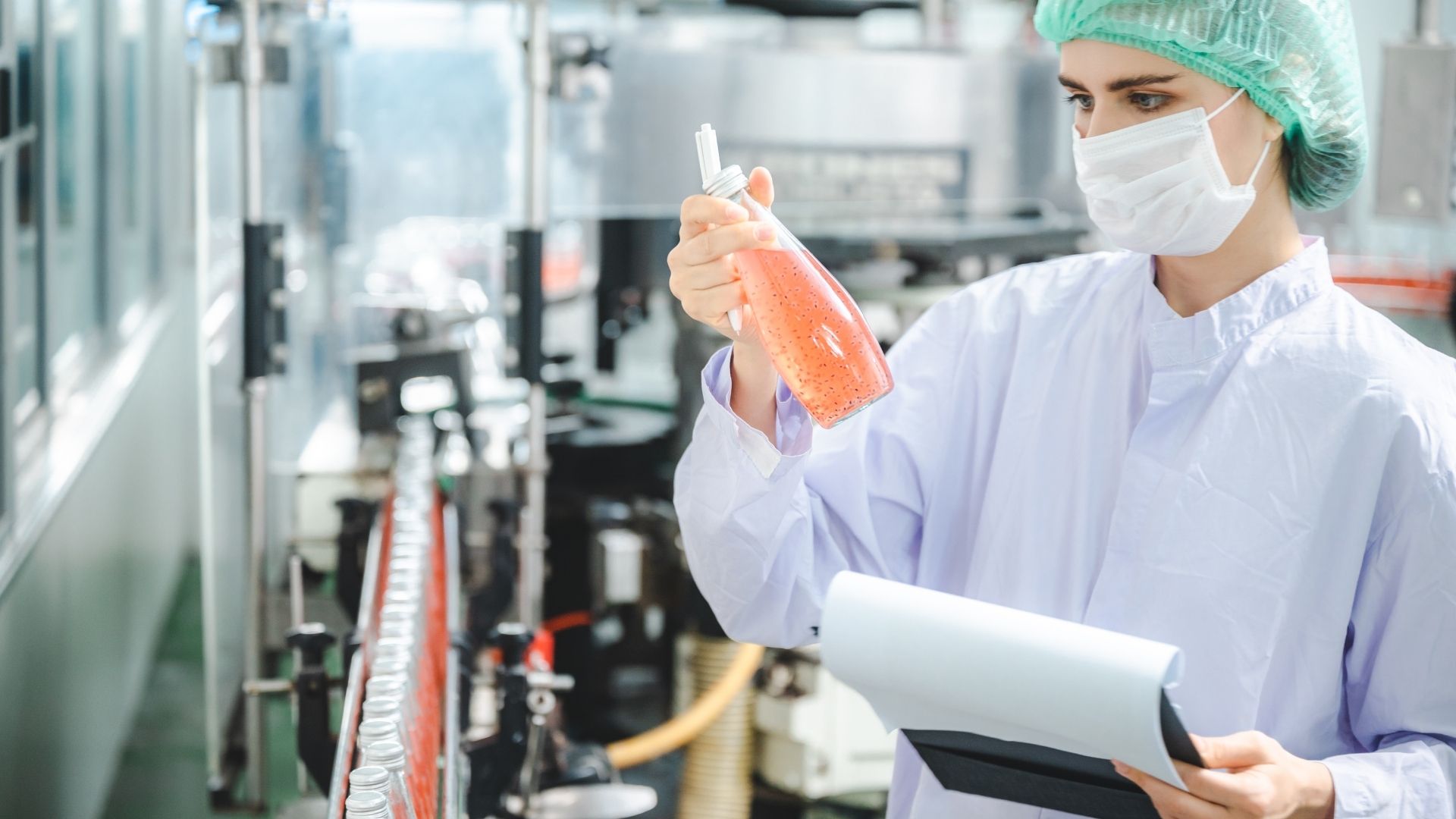 vrouw die vloeistof in een fles inspecteert