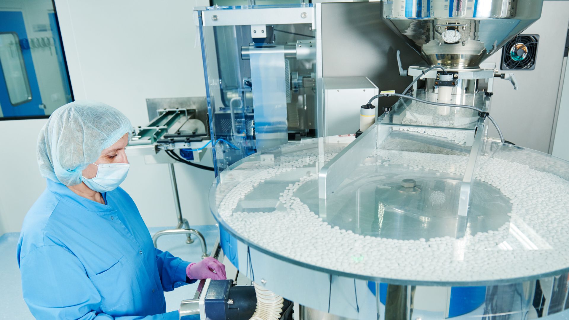 vrouw in de medicijnproductie