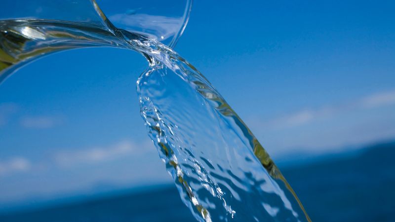 Water wordt uit een kan gegoten