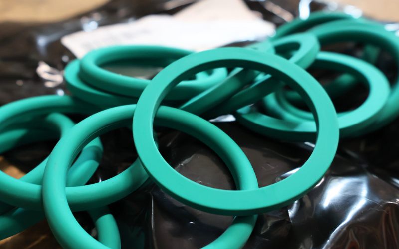 Groene Viton-pakking verspreid over een zwarte zak
