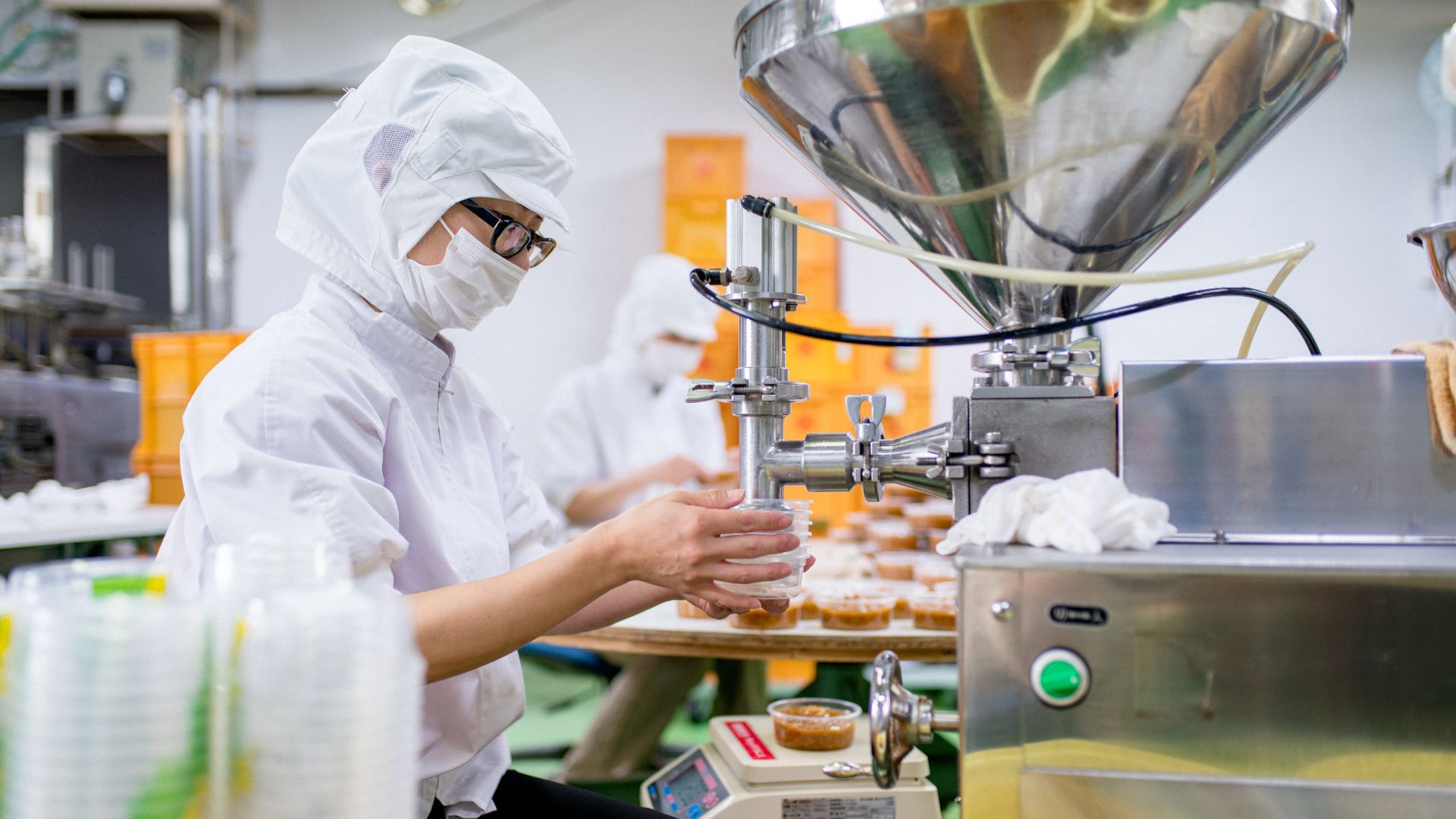 medewerker neemt een monster