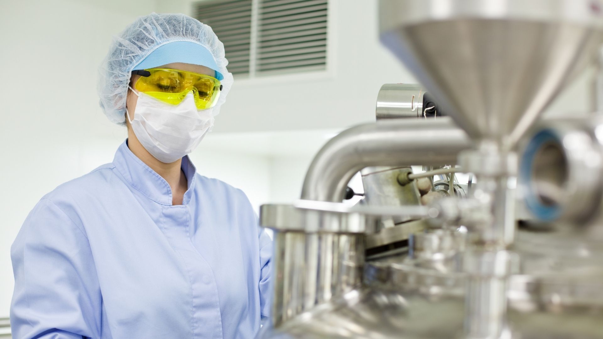 farmaceutische medewerkster bij container
