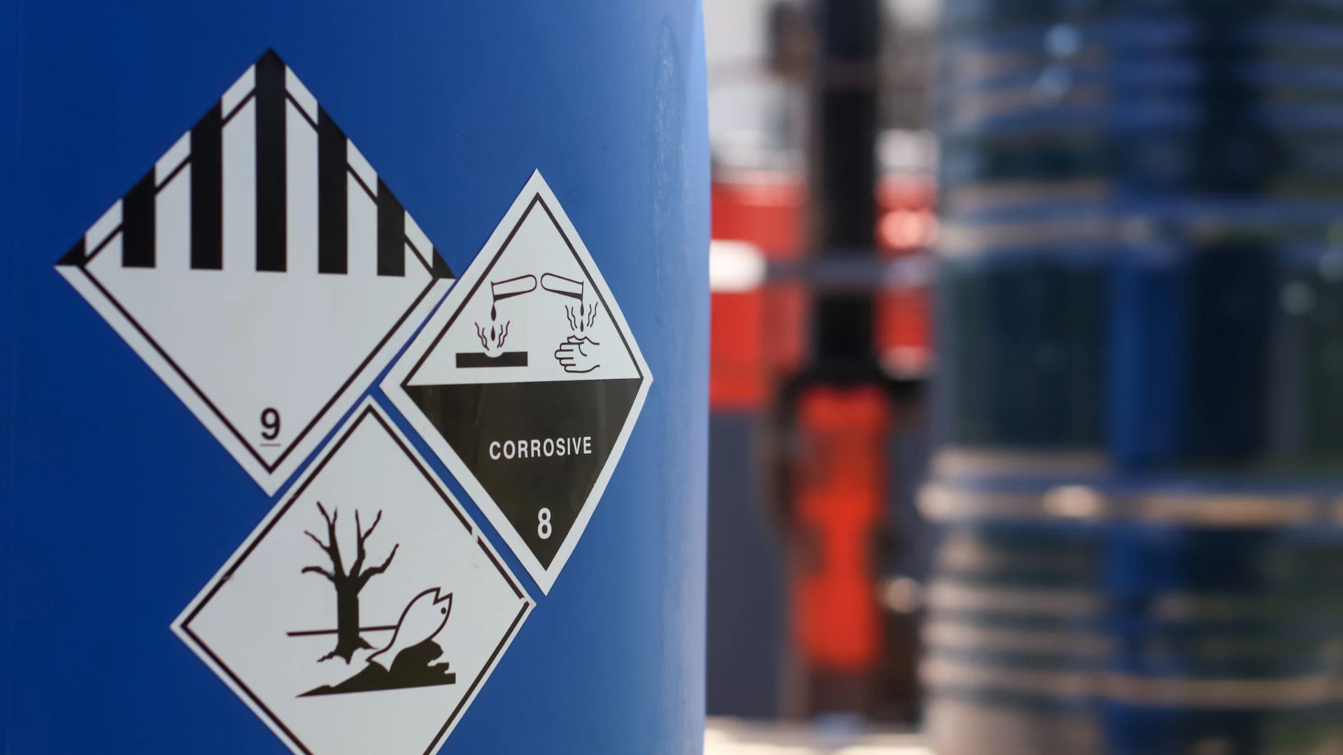 symbool voor bijtende chemicaliën op een tank