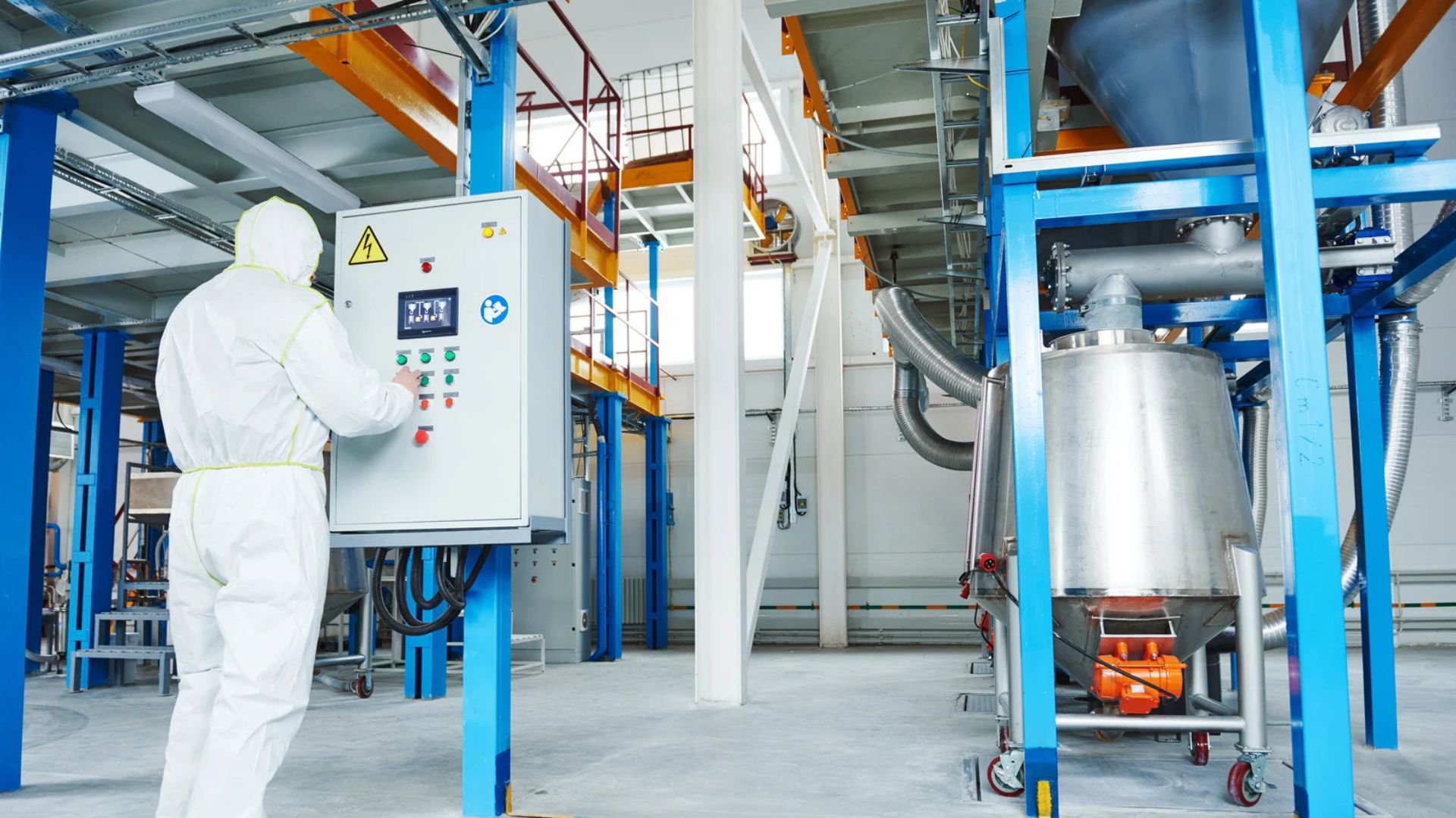 medewerker in een chemische fabriek